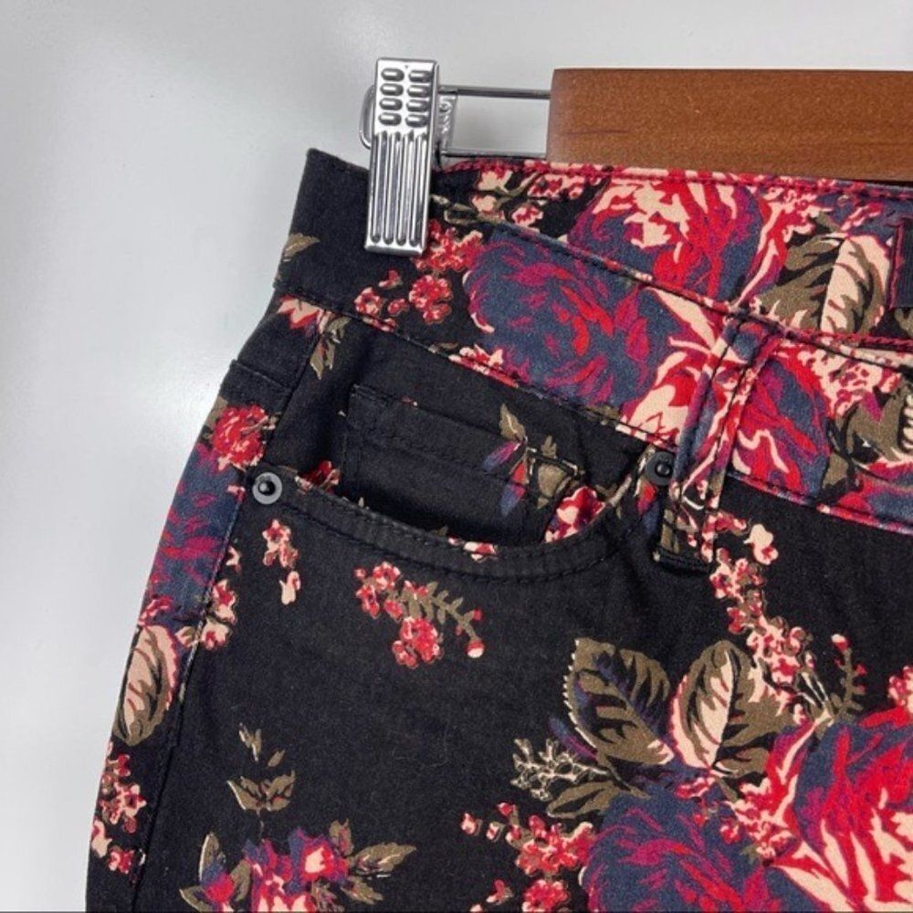 BDG Urban Outfitters Women’s Cigarette Mid-Rise Jeans Black Floral Size 25 NWT - Picture 4 of 9